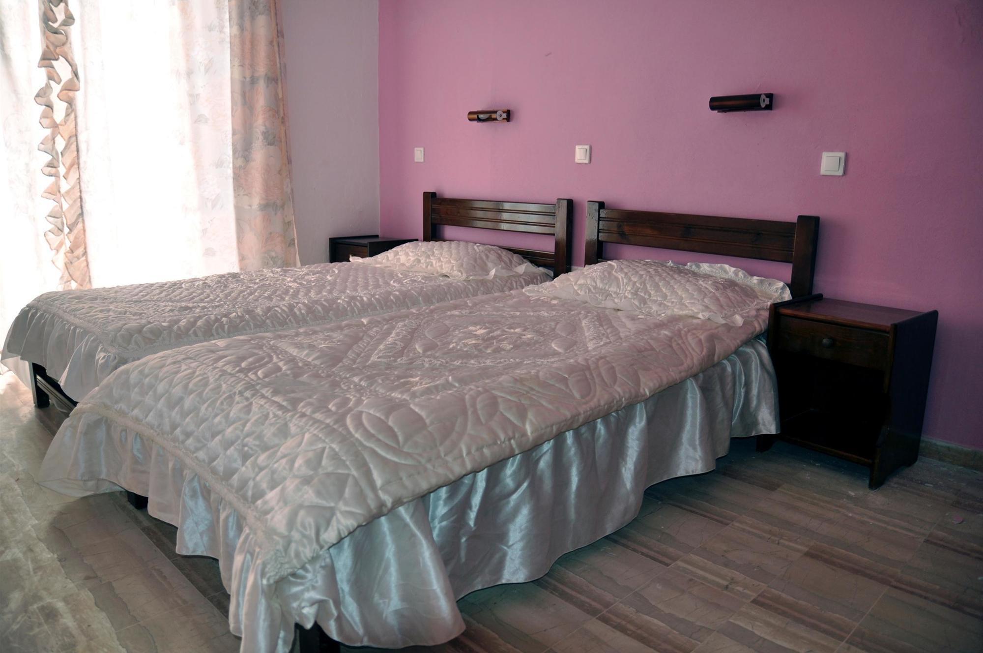 Makis Studios And Apartments โรดา ภายนอก รูปภาพ